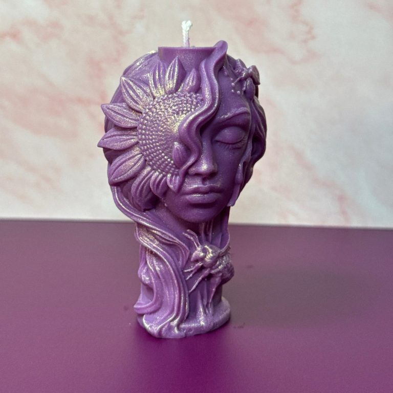 Handgefertigte lilafarbene Auri Figurenkerze mit Blumenmotiv
